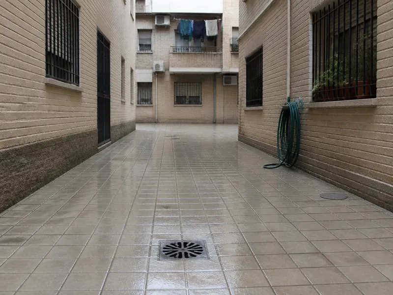 Patio de comunidad de vecinos en Zaragoza con arquetas de saneamiento