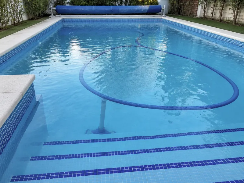 Limpieza de piscina particular en Zaragoza con manguera de succión